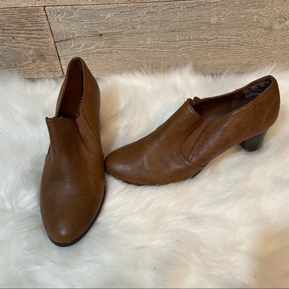 🛍️3/$30 Covington women’s tan heeled booties in size 6.5